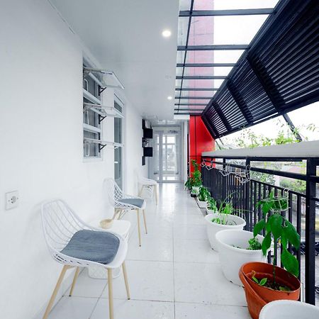 Urbanview Hotel Kota Tua Джакарта Экстерьер фото